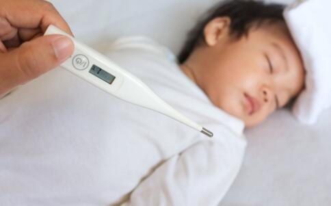 小孩子发烧怎么办 发烧有哪些物理降温方法 小孩子发烧饮食吃什么好