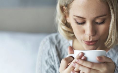女性长期喝茶有哪些危害 哪些时期建议女性少喝茶 女性长期喝茶容易便秘吗