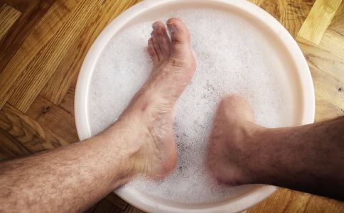 秋季泡脚好处 秋季泡脚有哪些好处 秋季用什么泡脚