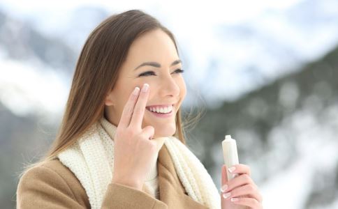 冬季皮肤干燥缺水怎么补水 冬季皮肤干燥怎么办 冬季皮肤干燥缺水的原因是什么