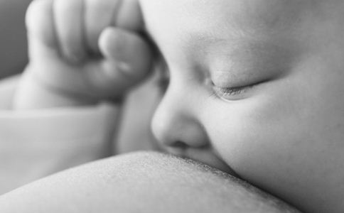 哺乳期涨奶怎么办 如何预防哺乳期涨奶 哺乳期涨奶怎么回事