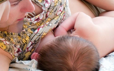 哺乳期涨奶怎么办 如何预防哺乳期涨奶 哺乳期涨奶怎么回事
