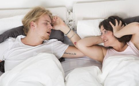 为啥男性比女性更爱打呼噜 打呼噜的原因 打呼噜的危害