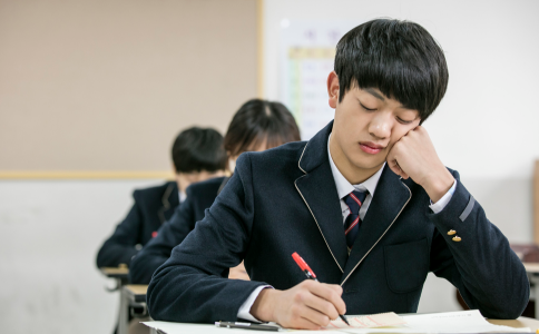 什么原因导致少年白 少年白发是怎么引起的 少年白怎么办