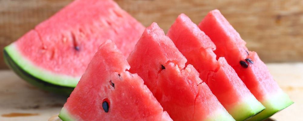 夏季女人吃什么食物好 美容养颜的食物有哪些 女人吃西红柿有什么好处
